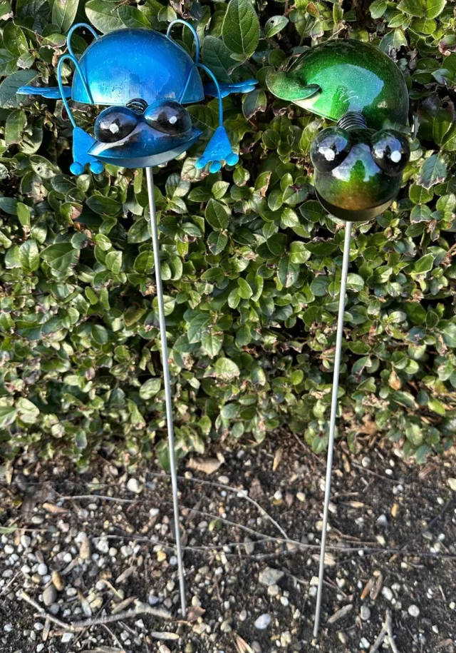 Impuls Metalen tuinstekers "kikker en schildpad "- Set van 2 stuks - Blauw en groen - hoogte 62 x 15 x 1 cm - Tuindecoratie - Tuinaccessoires - Tuinstekers Blauw + groen - kikker en schildpad