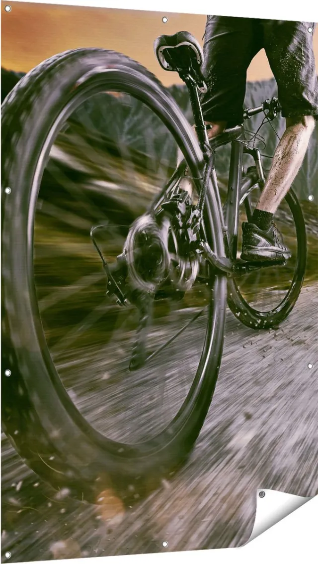 Gards Tuinposter Moutainbike Fietser in de Bergen - 100x150 cm - Tuindoek - Tuindecoratie - Wanddecoratie buiten - Tuinschilderij Multikleur