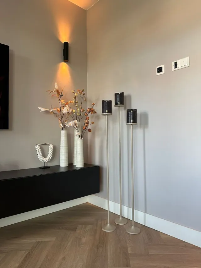Branded By/PTMD Vloerkandelaren set van 3 stuks beige incl. zwarte LED candles Kandelaar Stompkaars - Set 3 stuks XL kandelaars zwart - 120cm 110cm en 100cm - vloerkandelaar - kaarsenstandaard - kaarsenhouder groot - stompkaarskandelaar-Moederdag-Cadeau zwart-beige