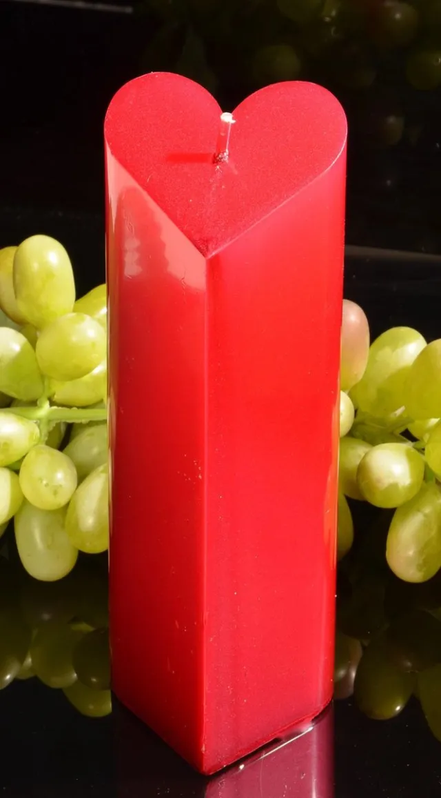 MilaNNE Hartenkaars, rood metallic, hoogte 18 cm - gemaakt door Candles by Milanne - Valentijndag special