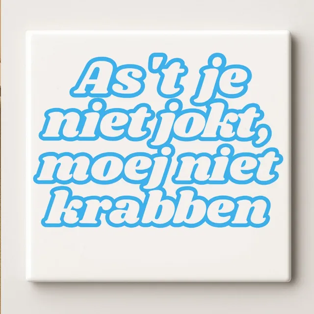 Nevolis Grappige Dialect Tegel 15x15cm – “As’t Je Niet Jokt, Moej Niet Krabben” – Humoristische Twentse Spreuk – Blauwe Tekst Keramische Wanddecoratie – Origineel Streekcadeau Multi Color