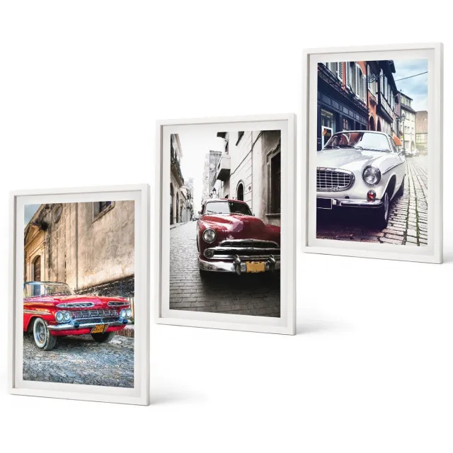 Coloray 3-Delige Schilderij Set - Klassieke Auto'S In Verschillende Kleuren Op De Straten Van De Stad. - 40 x 60 - Stijlvolle Muurdecoratie - Slaapkamer - Moderne Wanddecoratie Witte lijst