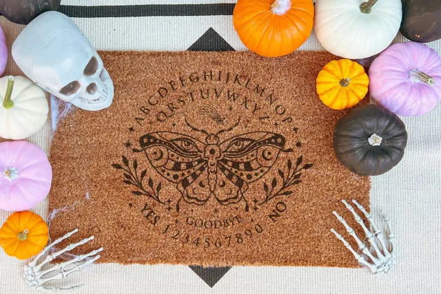 Laser Point Ouija Doormat Mystical Witchy Hello | 60x40 cm | Nieuwe huis cadeau | Ingangsmat | Deurmat met stijl | Verhuizing cadeau | Praktisch & trendy | Perfect voor binnenkomst | Cadeau voor nieuwe woning Bruin | Zwart (Gravering 60x40)