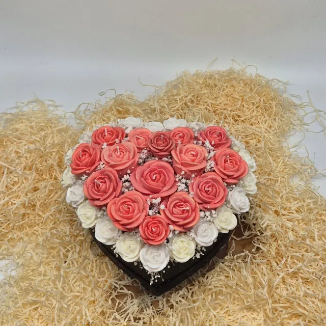 Kaarsgeschenk Kaarsenboeket Heart of roses - Geurkaarsen boeket - Boeket in hartvorm - Hart van rozen - Rouwboeket - Troostboeket - Valentijnboeket - Rozenhart - Candle bouquet - Geurkaarsen - Kaarsen ritueel - Uitvaartkaarsen - Rouw kaarsen rood en wit