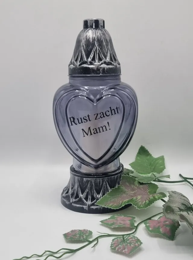 Herdenkingslichtjes.nl Herdenkingslicht - P39 - Zilver - Grijs glas - Rust zacht mam! - Grafkaars – Graflicht Zilver/Rust zacht mam!