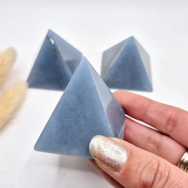 Moonlight Gemstones Angeliet Piramide (±5 cm) – Kalmerende Edelsteen voor Rust & Spirituele Verbinding Meerkleurig