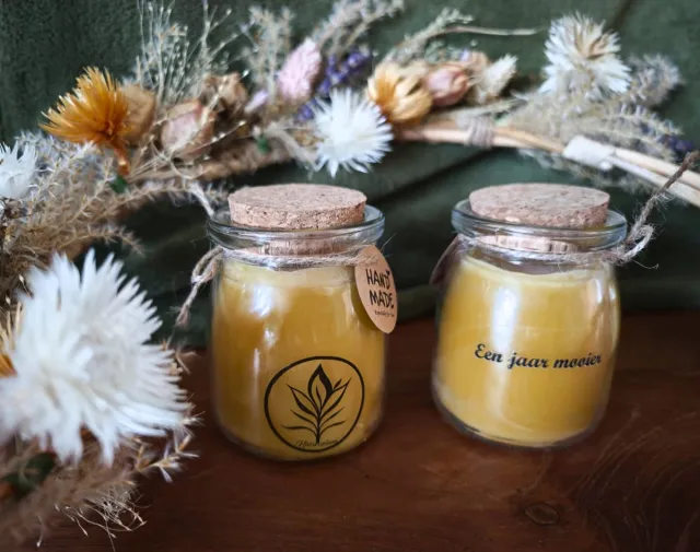 Naturalum 100% bijenwas kaars in glas - met tekst 'Een jaar mooier' Geel