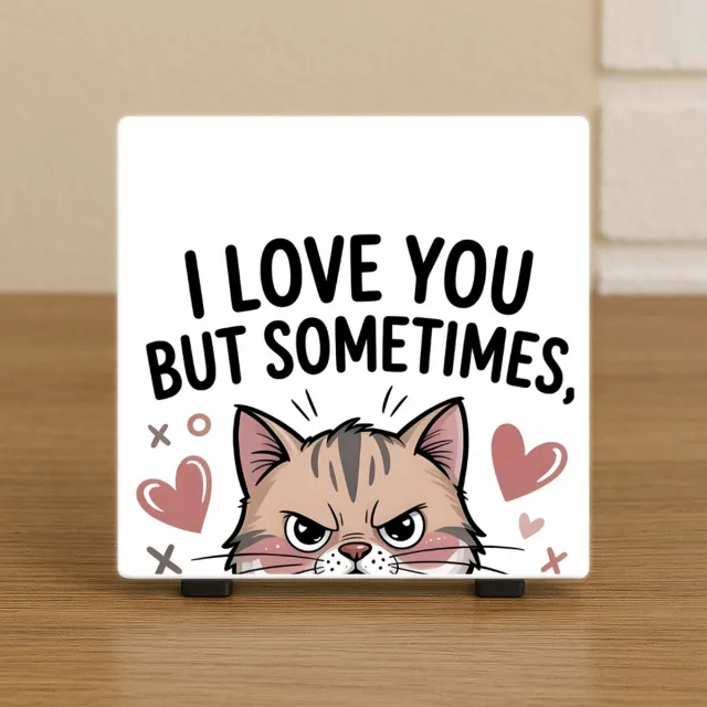 CreaCraft Wenstegeltje Kat "I Love You But Sometimes” – Humor Decoratie – Spreuktegel – Stijlvolle Woondecoratie met Boodschap – Trendy nu– Hip trendy tegeltje – Cadeau – Zomaar – Deco – Decoratief Tegeltje met Standaard – Cadeau Idee Illustratie