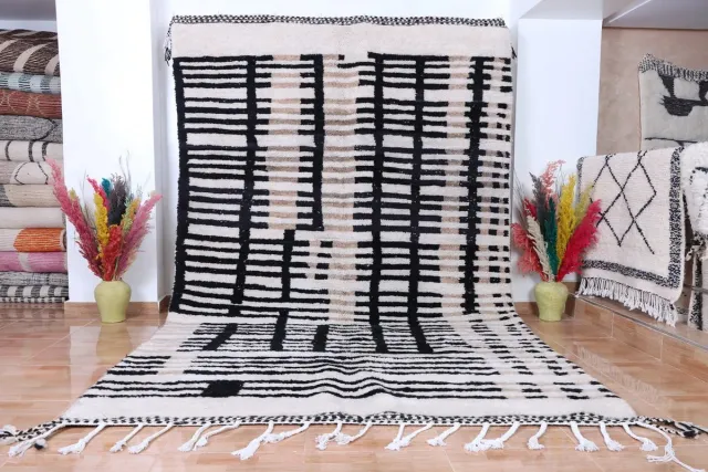 Poufs&Pillows Handgeweven Berber Tapijt "Beni Ourain" - 305 x 190 cm - Handgemaakt met een uniek zwart wit patroon - Traditioneel Hoogpolig Vloerkleed creme
