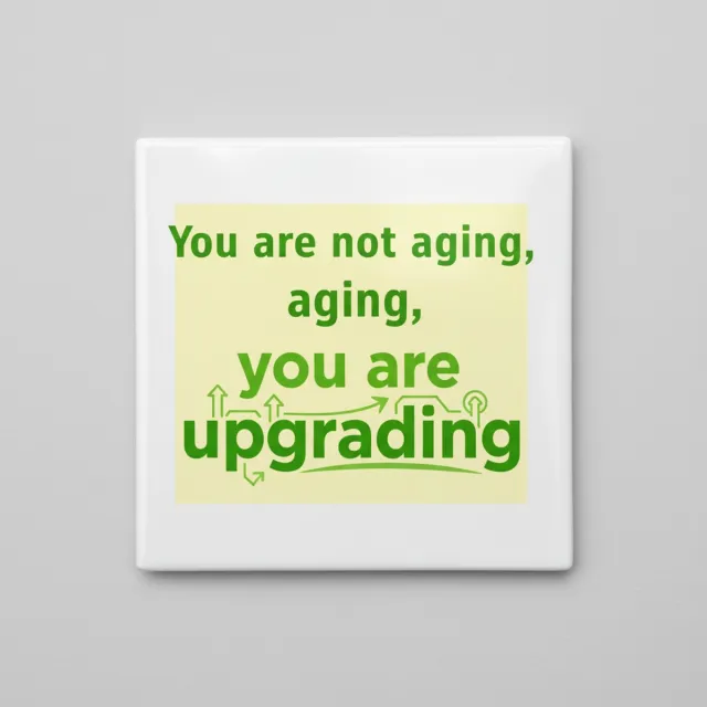 Nevolis “You Are Not Aging, You Are Upgrading” Keramische Tegel – 15×15 cm Grappige Verjaardagsquote Woondecoratie Cadeau Multi Color