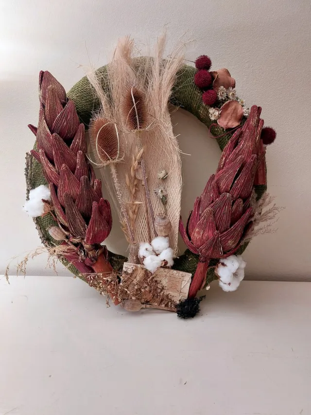 Juuls Gift Shop Handgemaakte krans met grote rode takken/ bloemen met een vleugje goud, palmblad, distels, katoen bolletjes 45cm diameter Rood naturel goud