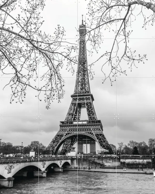 IXXI The Eiffel Tower, Teun de Leede & Kunst in Kaart - 80 x 100 cm - Grote wanddecoratie en posters - Fotografie, Gang, Woonkamer, Reizen, Skyline Zwart en wit / Monochroom / Grijs