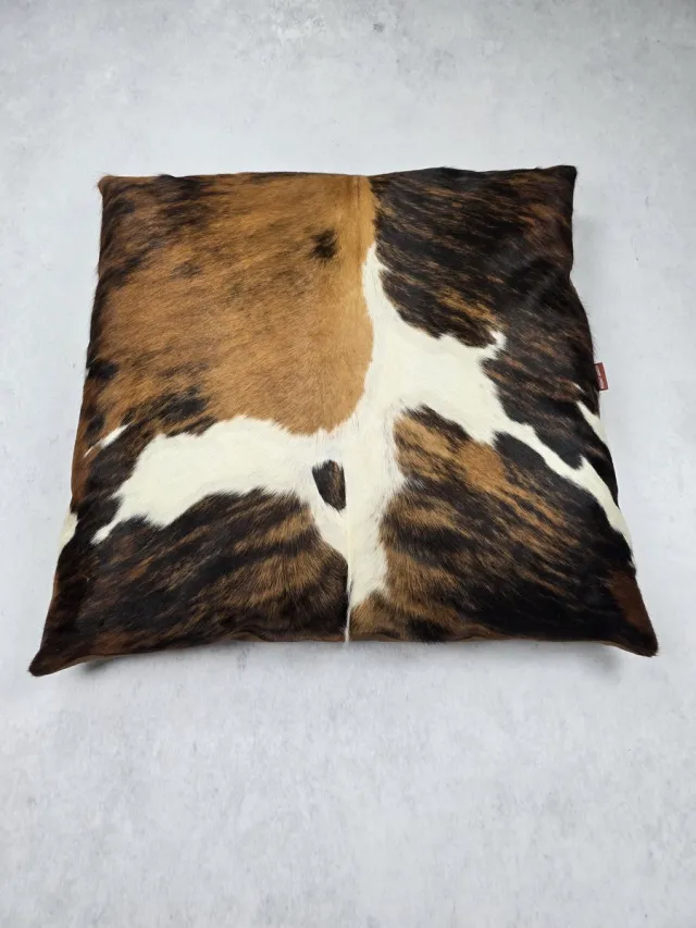 Bèèèhst Genôch Kussen – Koeienhuid – Poef – Leer – Exclusieve collectie – Woondecoratie – Bruin, Wit, Zwart – 100% echt natuurlijke Koeienhuid – 90x90 cm Tricolor, Zwart, Bruin, Wit