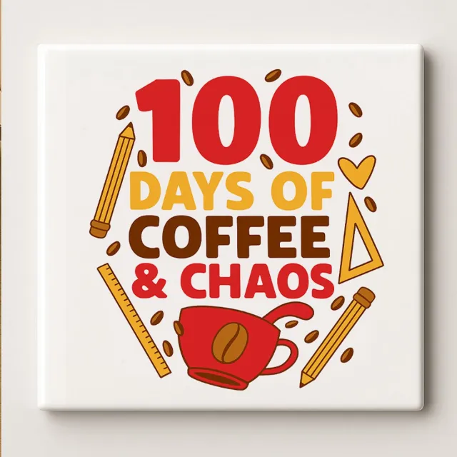 Nevolis 100 Dagen Koffie & Chaos – Grappige Leraren Wandtegel | 15x15 cm Keramische Tegel voor Koffieliefhebbers, Klaslokalen & Thuiskantoor Decoratie Multi Color