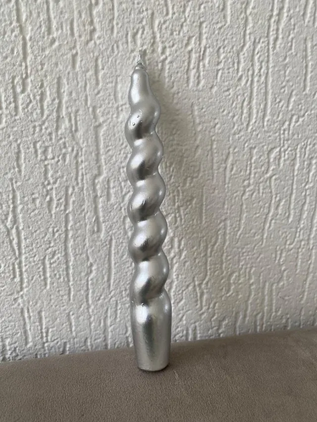 Ravie Twisted candle - Set van 6 kaarsen - Gedraaide kaarsen - 7 cm - Swirl kaarsen - Dinerkaarsen - Twisted candles - Twisted kaarsen - Gekleurde kaarsen - Draai kaarsen - Dinerkaarsen gedraaid -Ravie zilver