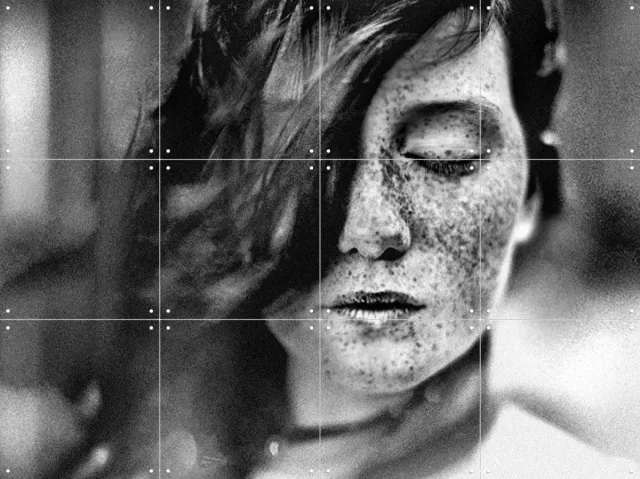 IXXI Hopes Unseen, Lars Hur & Various - 80 x 60 cm - Grote wanddecoratie en posters - Fotografie, Woonkamer, Slaapkamer, Contemplatie, Mensen Donkere tinten / Monochroom / Zwart / Zwart en wit