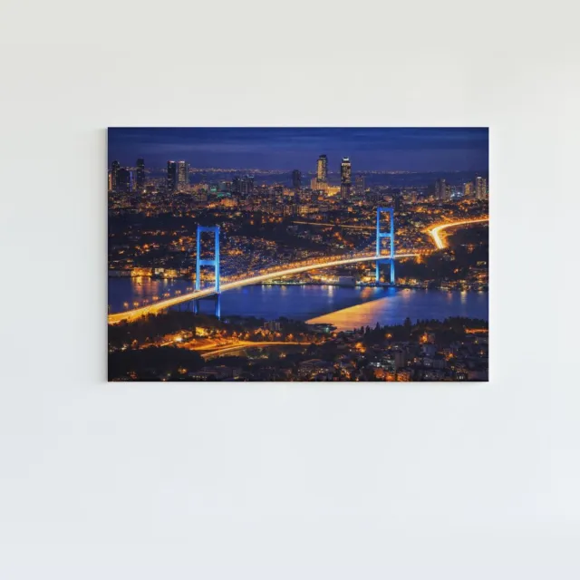 Trendex Global Canvas Schilderij - Istanbul - Nacht - Stad en Brug - Landschappen - 90x60 cm Kleurrijk