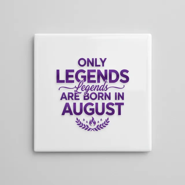 Nevolis “Only Legends Are Born in August” Decoratieve Verjaardagstegel – Uniek Keramisch Cadeau – 15×15 cm Multi Color