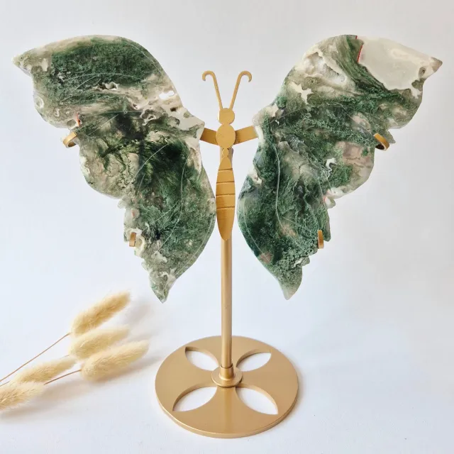Moonlight Gemstones XL Mosagaat Vlinder op Goudkleurige Standaard #8 - Edelsteen Statement Piece Meerkleurig
