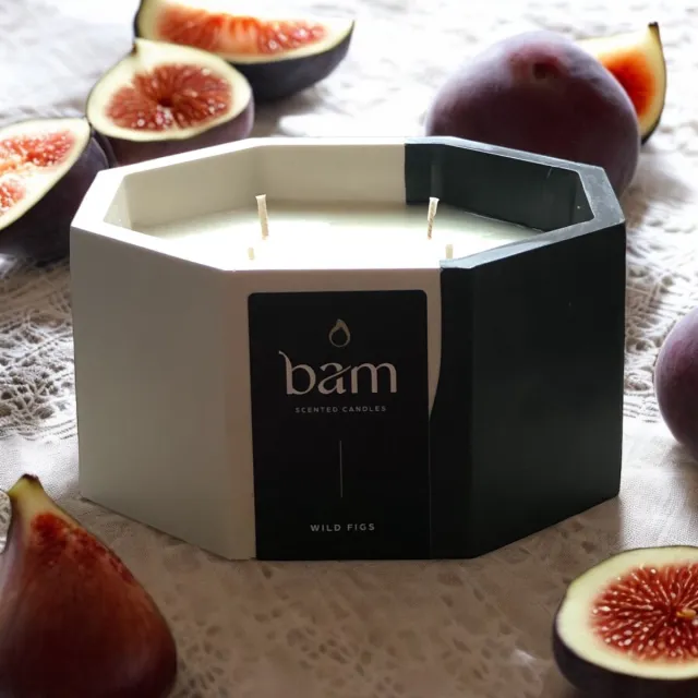 Bam Wilde Vijgen geurkaars met 4 wieken in een wit en zwart handmade potje - 80 branduren (545g) - cadeautip - geschenk - vegan zwart wit