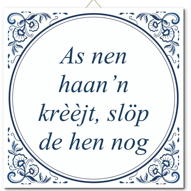 De Tegeltjesfabriek Tegeltje: As nen haan’n krèèjt, slöp de hen nog (met hangertje) wit en blauw