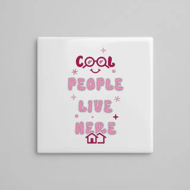 Nevolis Decoratieve Keramische Wandtegel 15x15 cm – “Cool People Live Here” Tekst – Moderne Woondecoratie Multi Color