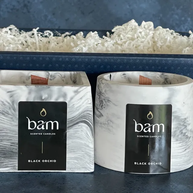 Bam Geschenkmand met 2 Black Orchid Geurkaarsen van Zonnebloemwas – Luxe Cadeauset – 30 Branduren – Handgemaakt - houten wiek zwart gemarmerd