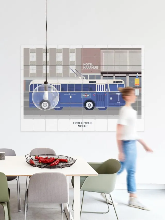IXXI Trolleybus, Studio Kars + Boom & Design Podium Nijmegen - 140 x 100 cm - Grote wanddecoratie en posters - Kleurrijk, Illustraties, Digitale Blauw