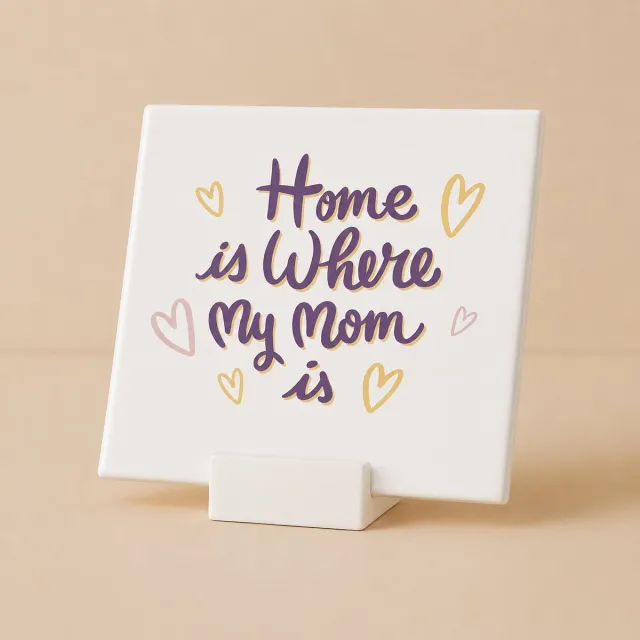 Bedruk King Keramische Tegel 11x11 cm met houdertje– “Home Is Where My Mom Is” Hart Ontwerp – Lief Moederdagcadeau & Woondecoratie Wit
