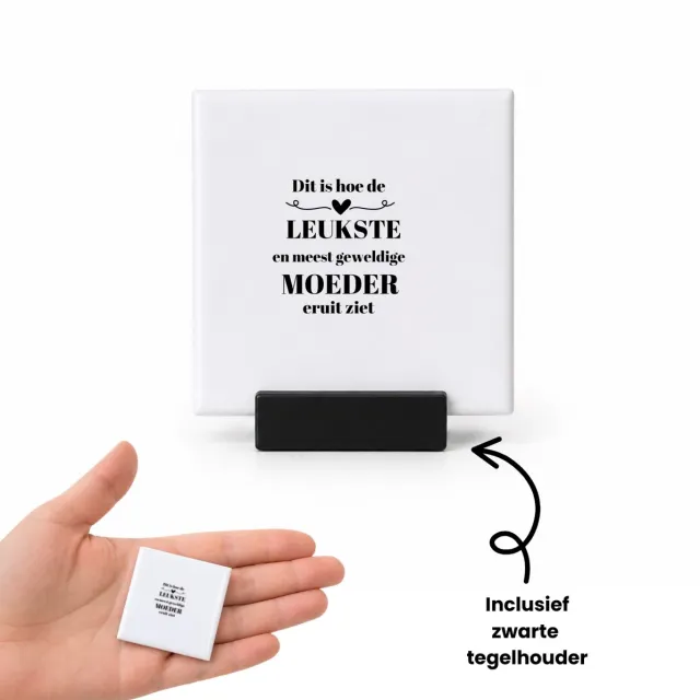 Hacebo dit is hoe de leukste en meest geweldigste moeder eruit ziet tegeltje met tegelhouder - meest leukste moeder - tegeltjes met tekst - Moeder cadeautjes - moederdag - verjaardag - geschenk - kado - spreuktegels - 4.8x4.8 CM Wit