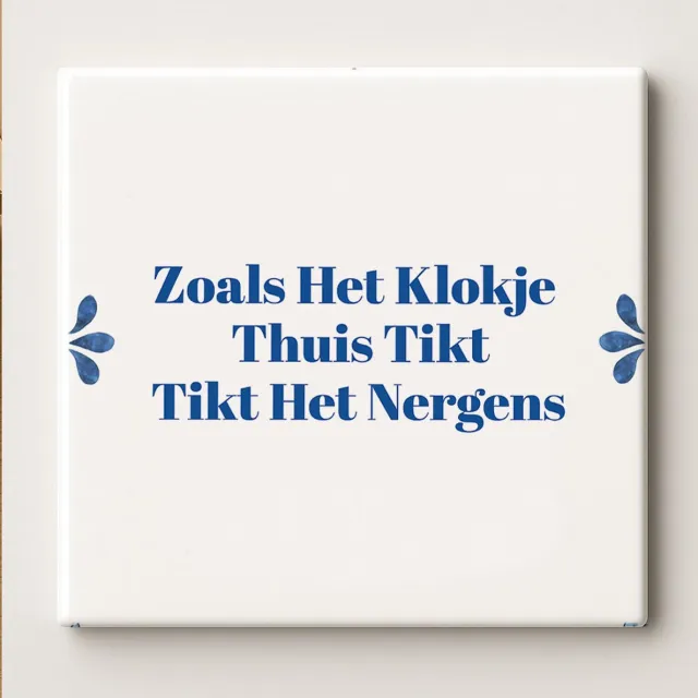 Nevolis Keramische Tegel 15x15cm – “Zoals Het Klokje Thuis Tikt Tikt Het Nergens” – Blauw-Witte Delfts Blauwe Muurdecoratie Multi Color