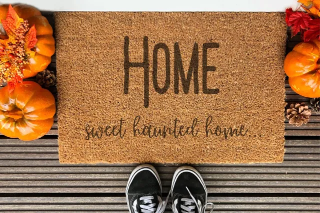 Laser Point Sweet Haunted Home | 60x40 cm | Nieuwe huis cadeau | Ingangsmat | Deurmat met stijl | Verhuizing cadeau | Praktisch & trendy | Perfect voor binnenkomst | Cadeau voor nieuwe woning Bruin | Zwart (Gravering 60x40)