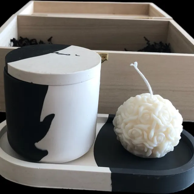 Bam Kaarsen Wild Figs Geschenkset – Geurkaars 140 g met Houten Lont – Handgemaakte Rozenkaars en Zwart-Wit Ovaal Schaaltje zwart wit