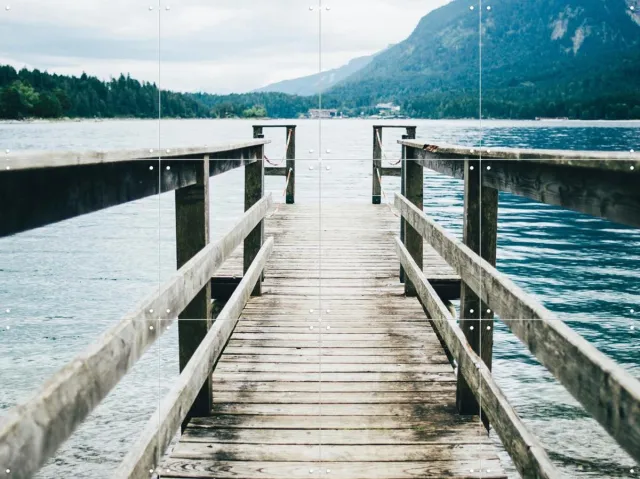 IXXI Mountain Lake Jetty, Pati Photography - 80 x 60 cm - Grote wanddecoratie en posters - Fotografie, Slaapkamer, Woonkamer, Bergen, Meer, Natuur Blauw / Koele tinten