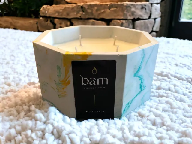 Bam Eucalyptus geurkaars met 4 wieken in een geel en groen gemarmerd handmade potje - 80 branduren (545g) - cadeautip - geschenk - vegan