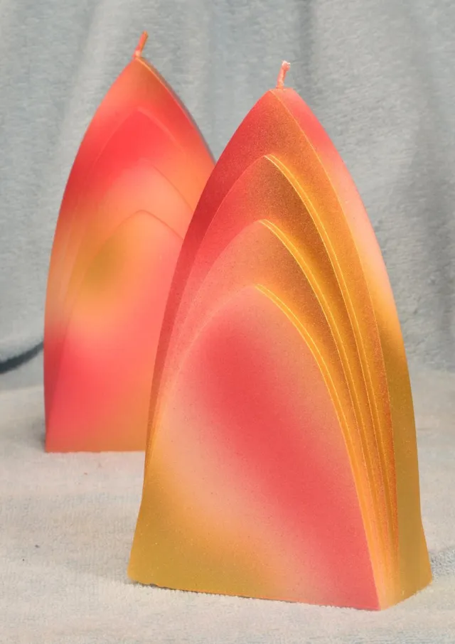 MilaNNE Bogen kaars type "PRAAG" in GOUD, ROOD en een vleugje WIT, hoogte: 18cm - Gemaakt door Candles by Milanne