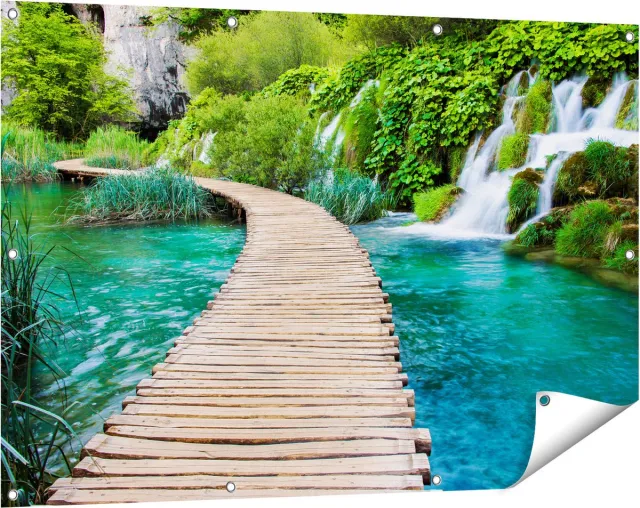 Gards Tuinposter Houten Pad op het Water bij de Watervallen - 120x80 cm - Tuindoek - Tuindecoratie - Wanddecoratie buiten - Tuinschilderij Multikleur