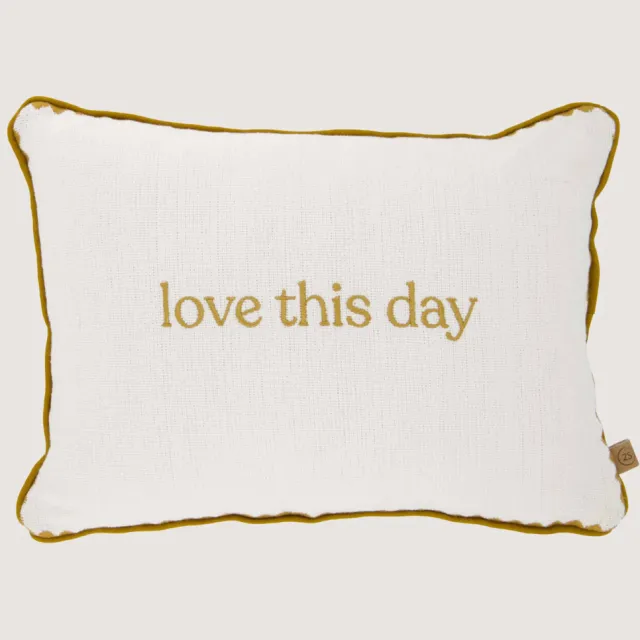 Zusss sierkussen Love this day (35x25 cm) Goud