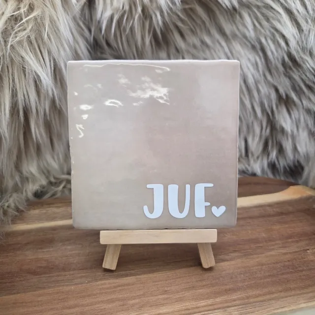 CreaCraft Robuust Wenstegeltje Juf – Cadeau Juffendag – Afscheid Juf – Bedankje – Trendy – Woondecoratie – Cadeautje – Decoratief Tegeltje met Standaard – Cadeau Idee Beige/Wit