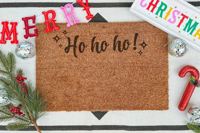 Laser Point Ho Ho Ho | 60x40 cm | Nieuwe huis cadeau | Ingangsmat | Deurmat met stijl | Verhuizing cadeau | Praktisch & trendy | Perfect voor binnenkomst | Cadeau voor nieuwe woning bruin | zwart (gravering 60x40)