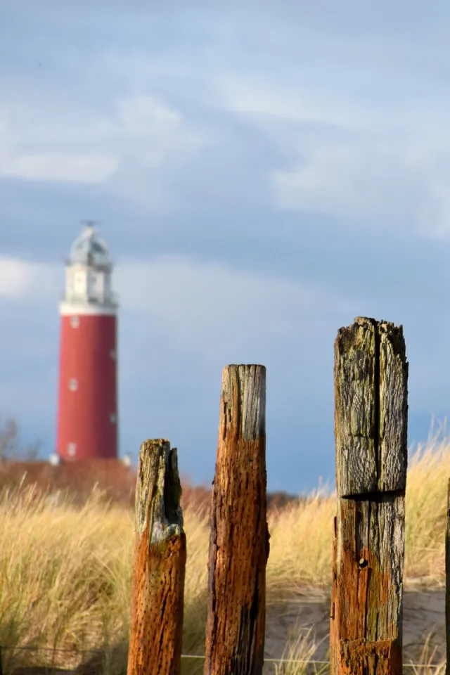 Texelphotos.nl Foto op textiel – Texel Vuurtoren - Wandkleed - Duin - Strand - Noordzee – Textielposter - Wanddecoratie Stof - Natuur - Landschap – 60 x 90 cm. Vuurtoren Texel