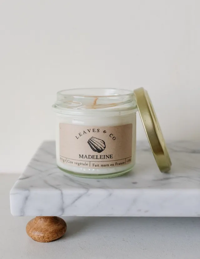 Leaves&Co Natuurlijke gezonde geurkaars Madeleine 90gr - Vanille geurkaars met gedroogde bloemen - Huisparfum kaars - Geen GMO, 100% natuurlijk, pesticidenvrij wit