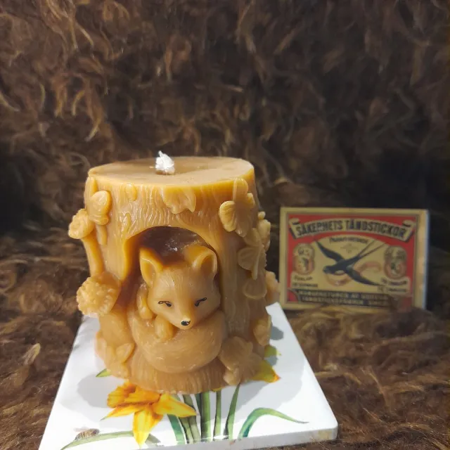 cailleagh's candles and gifts Bijenwas kaars, boomstam met slapende vos geel