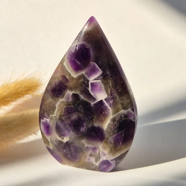 Moonlight Gemstones Dream Amethist - Druppelvormige Drop Staande Edelsteen Kristal - 138gram Meerkleurig
