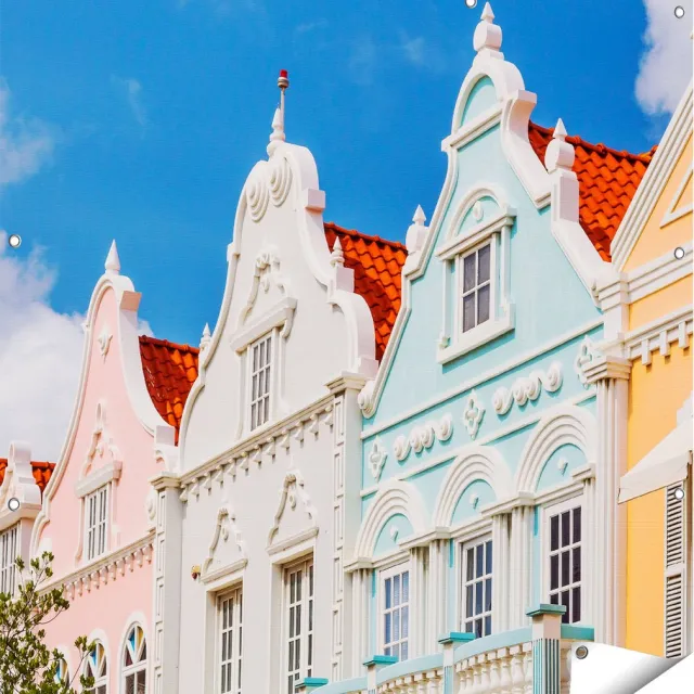 Gards Tuinposter Aruba Kleurrijke Huisjes - Nederlandse Antillen - 110x110 cm - Tuindoek - Tuindecoratie - Wanddecoratie buiten - Tuinschilderij Multikleur