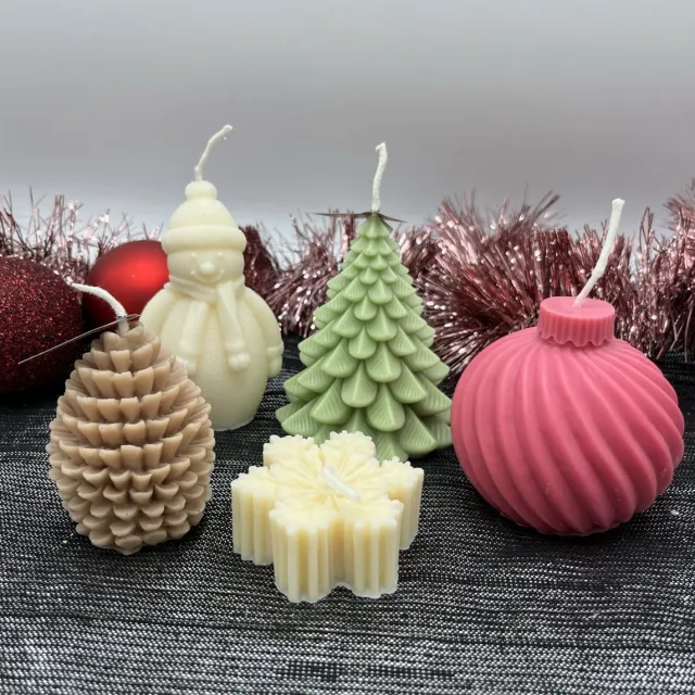 Dearest Candles Christmas - kaarsen - Vegan - koolzaadwas - 100% natuurlijk - figuurkaars kerst - set van 5 - Dearest Sneeuwpop - Dearest Kerstbal - Dearest Christmas Tree - Dearest Snowflake - Dearest Dennenappel - decoratie – cadeau Gebroken wit