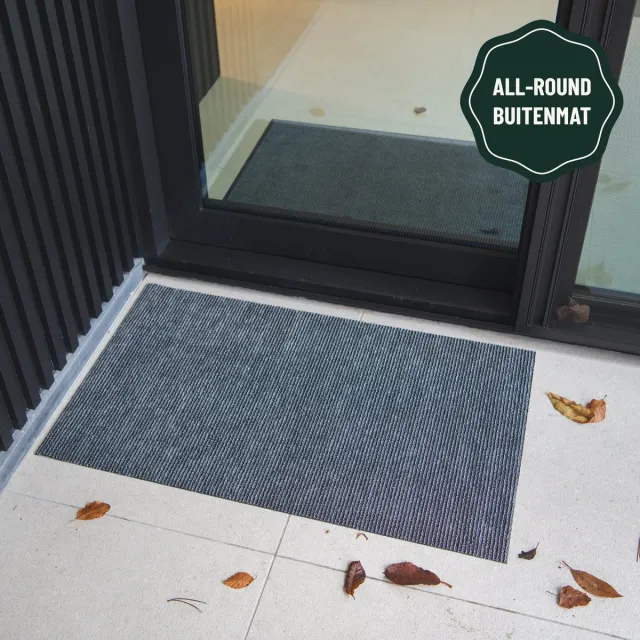 Studio M Antislip Deurmat Buiten Studio M - OUTDOOR - Buitenmat - 50x80cm - Fijne Strepen Grijs - All-Weather Deurmat - Droogloopmat Buiten - UV-/Chloor-/Zoutwaterbestendig - Geschikt voor aan Buitendeur, Zwembad, Sauna, Buitendouche, BBQ, Camping