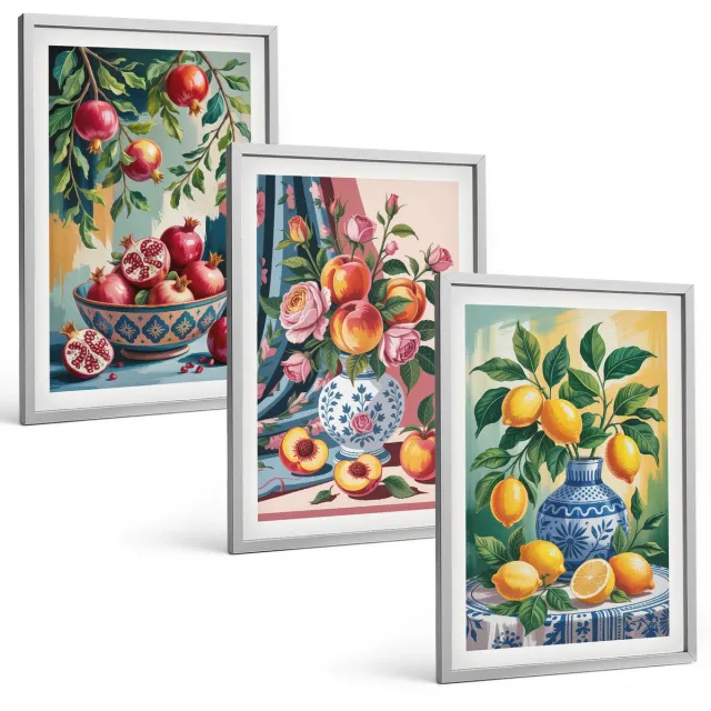 Coloray 3-Delige Schilderij Set - Geschilderde Bloemen En Fruit In Vazen - 40 x 60 cm - Wanddecoratie - Moderne Interieurdecoratie - Moderne Wanddecoratie Zilveren lijst