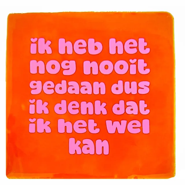 Snoes Spreuktegel - "Ik heb het nog nooit gedaan" - Oranje Handgevormd Spaans Keramiek - 10x10 cm - Roze Tekst - Inclusief Plakhaakje - Positieve Quote