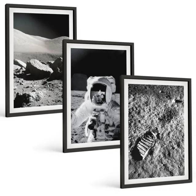 TULUP 4-Delige Schilderij Set - Maanfoto's met astronaut en voetafdruk - 40 x 60 cm - Wanddecoratie - Schilderijen Set - Kantoor - Interieur Decoratie Zwarte lijst